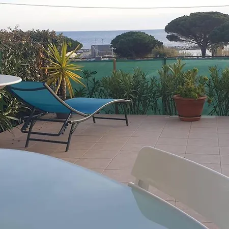 à Giens Avec Terrasse, Piscine Et Parking - Fr-1-335-193 *