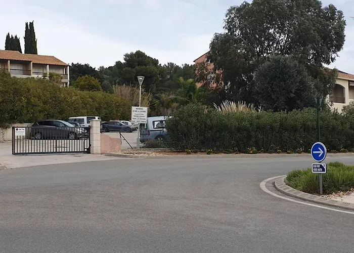 Lejlighed A Giens Avec Terrasse, Piscine Et Parking - Fr-1-335-193 *