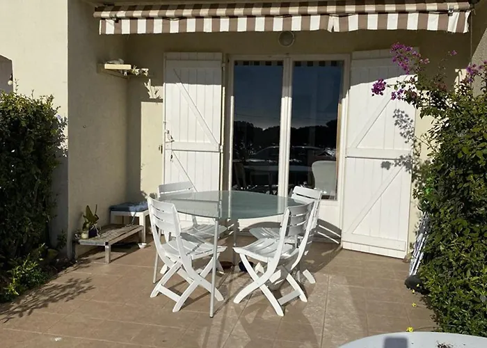 A Giens Avec Terrasse, Piscine Et Parking - Fr-1-335-193 Hyères